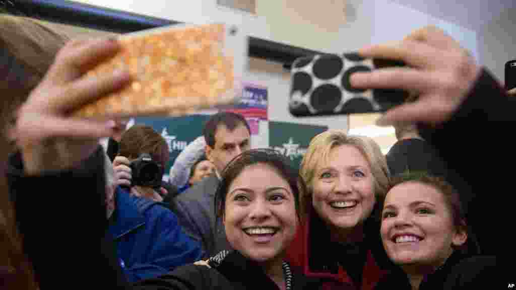 La candidate démocrate Hillary Clinton prend des photos avec les travailleurs à son bureau de campagne à Des Moines, dans l'Iowa, 1er février 2016.