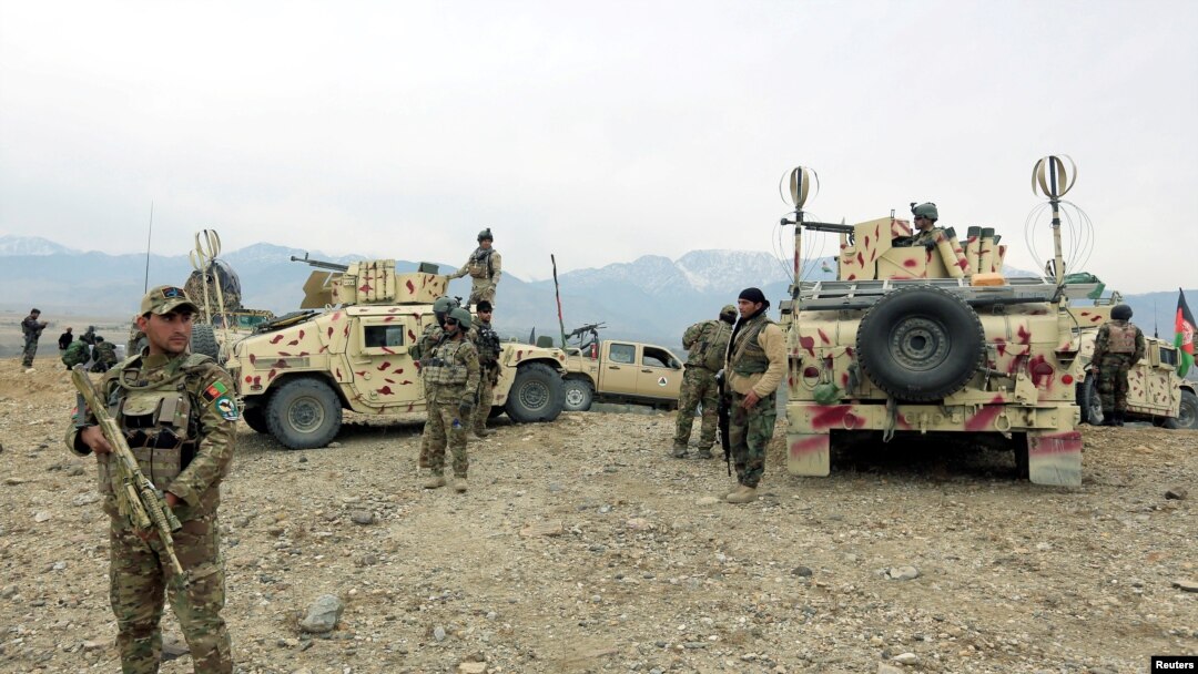 FOTO ARSIP: Tentara Nasional Afghanistan bersiap untuk meluncurkan operasi melawan pemberontak di distrik Khogyani, provinsi Nangarhar, Afghanistan, 28 November 2017 (foto: Reuters/Parwiz/Foto Arsip)
