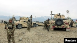 FOTO ARSIP: Tentara Nasional Afghanistan bersiap untuk meluncurkan operasi melawan pemberontak di distrik Khogyani, provinsi Nangarhar, Afghanistan, 28 November 2017 (foto: Reuters/Parwiz/Foto Arsip)