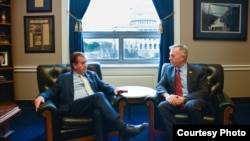 Dân biểu Ed Royce thảo luận với Đại sứ Mỹ tại Việt Nam Ted Osius tại văn phòng của ông trong Điện Capitol, Washington, ngày 4 tháng 4, 2017.