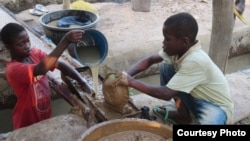 Enfants travaillant dans une mine d'or illégale au Ghana. (Crédit: HRW / Juliane Koppenberg)