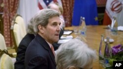 El secretario de Estado de EE.UU., John Kerry, espera junto a otros funcionarios para una reunión este viernes, 27 de marzo, de 2015 en Lausana, Suiza.