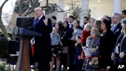 El presidente de EE.UU. Donald Trump habla a los participantes de la Marcha por la Vida, desde el Jardín de las Rosas de la Casa Blanca. Enero 19 de 2018.