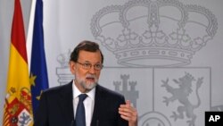ນາຍົກລັດຖະມົນຕີ ສເປນ ທ່ານ Mariano Rajoy ກ່າວຄຳຖະແຫຼງການທີ່ທຳນຽບ Moncloa ໃນນະຄອນຫຼວງ ມາດຣິດ, 11 ຕຸລາ, 2017. 