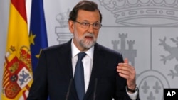 Perdana Menteri Spanyol Mariano Rajoy memberikan pernyataan di Madrid hari Rabu (11/10). 