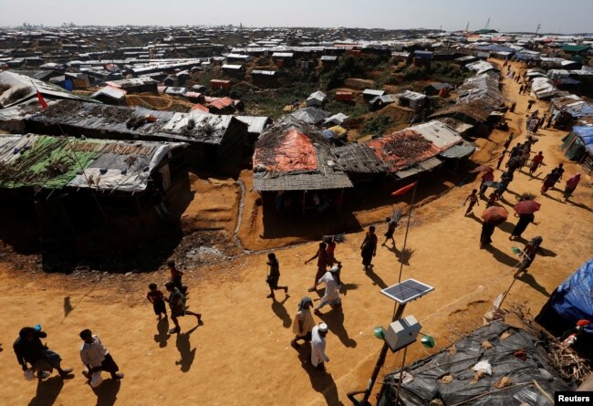 Refugiados rohinya en el campamento de refugiados de Kutupalong, cerca de Cox's Bazar, Bangladesh, 6 de noviembre de 2017. (Archivo)