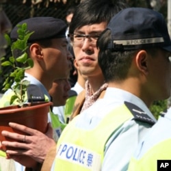 手捧茉莉花树苗者被警方阻挡