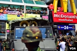 Crowd cheers in Bangkok as an army loudspeaker truck leaves, May 25, 2014. Moments later so did all the soldiers. (Steve Herman/VOA).