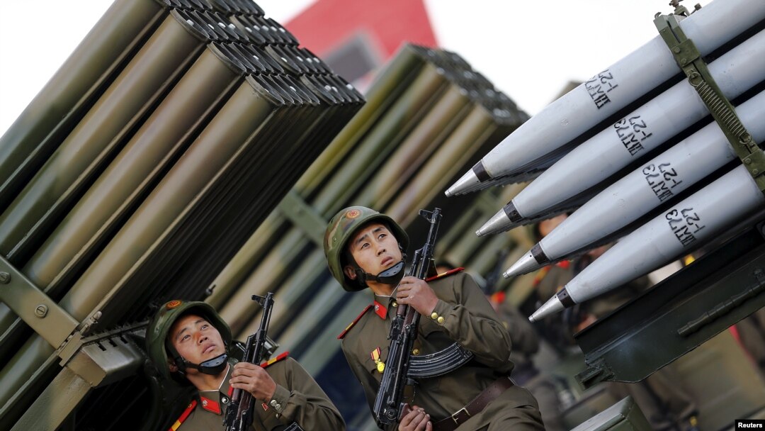 Para tentara memegang senjata di truk yang berisi peluncur roket saat parade ulang tahun ke-70 didirikannya Partai Buruh Korea Utara di Pyongyang, 10 Oktober 2015. (Foto: dok.)
