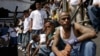 Des membres du gang Mara Salvatrucha assistant à une messe célébrée par l’archevêque Luigi Pezzuto et l'aumônier de la police Fabio Colindres dans une prison de Ciudad Barrios, au Salvador, le 26 mars 2012. (AP Photo/Luis Romero)