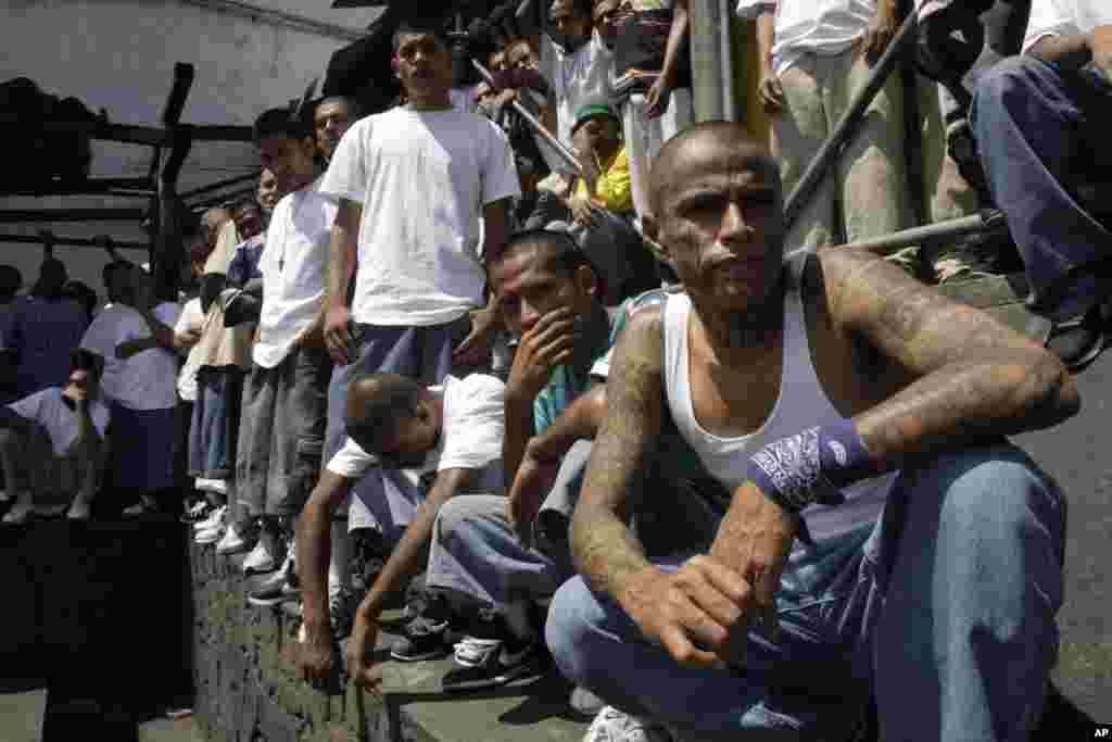 Miembros de la pandilla Mara Salvatrucha escuchan una misa en una prisión en Ciudad Barrios, El Salvador. Las autoridades han asegurado que la gran mayoría de las acciones de las pandillas son ordenadas desde las prisiones.