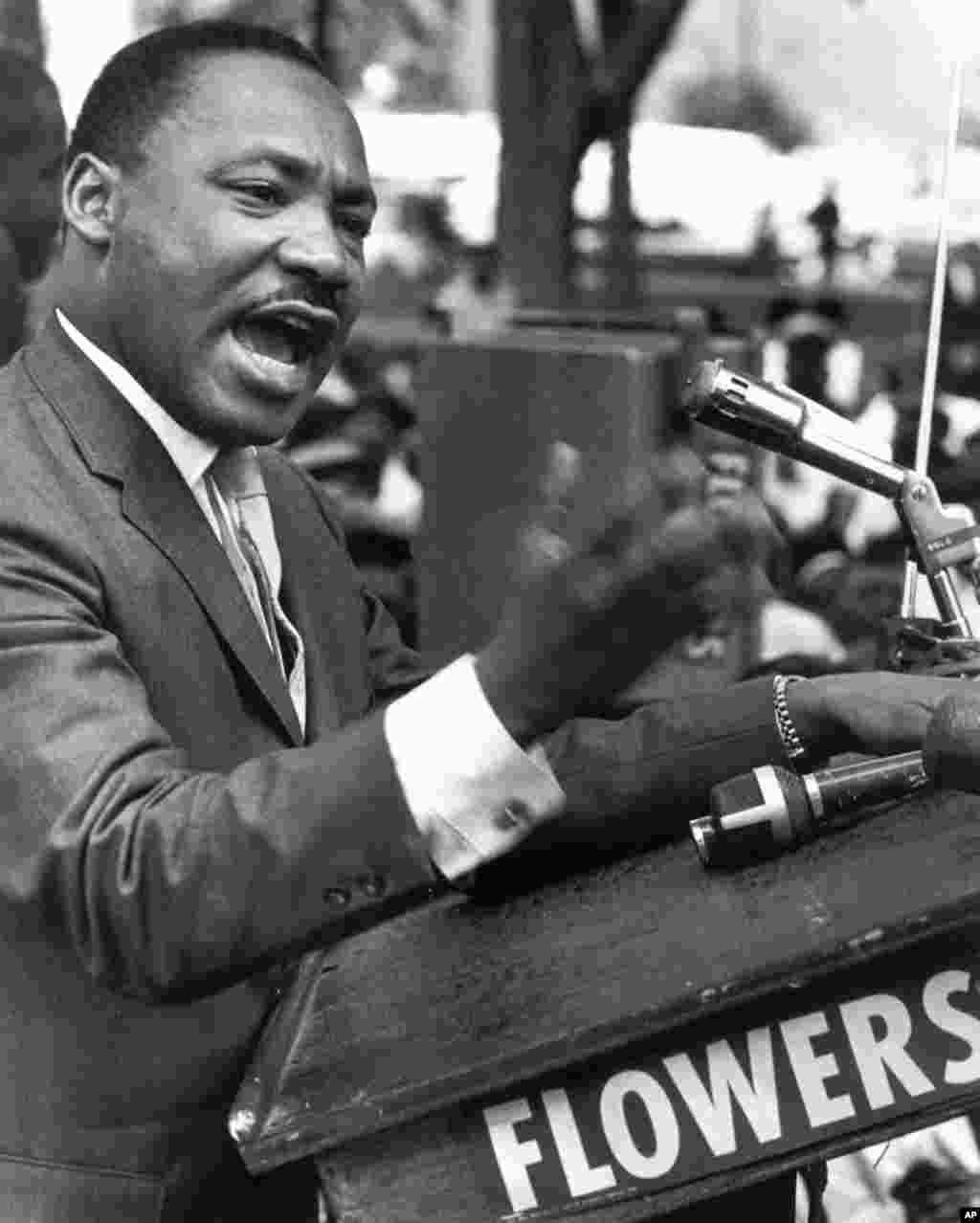Pendeta Dr. Marthin Luther King, Jr. saat membawakan pidatonya yang terkenal &quot;I Have a Dream.&quot;