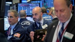 VOA连线(方冰)：黑色星期五美国销售额猛增，股市继续全面下挫