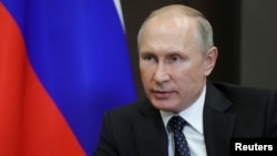 El presidente ruso, Vladimir Putin, firmó una ley contra los medios de prensa extranjeros, que los obligaría a registrarse como "agentes extranjeros".