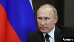Tổng thống Nga Vladimir Putin hôm thứ Bảy ký thành luật những dự luật mới cho phép nhà chức trách định danh các cơ quan truyền thông nước ngoài là "đại diện nước ngoài."