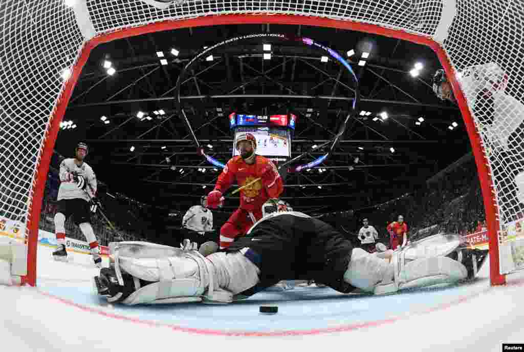 عکسی از صحنه گل روسیه به اتریش در سری مسابقات هاکی روی یخ قهرمانی جهان در کشور اسلواکی.&nbsp;