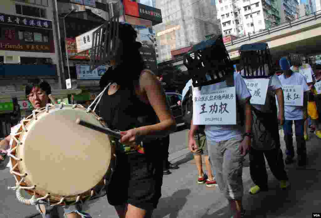遊行隊伍擊鼓代替喊口號，以靜默遊行抗議北京當局的白色恐怖(美國之音湯惠芸)