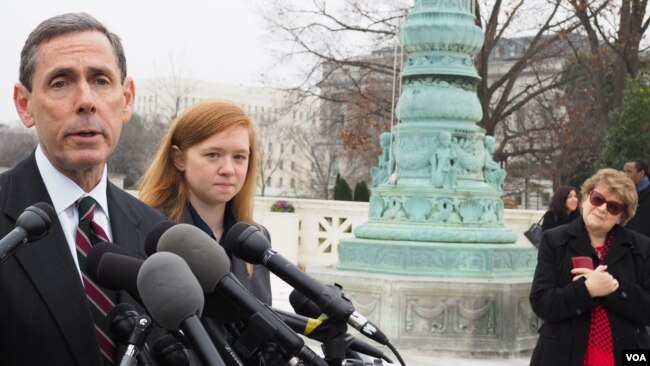 Plaintiff Abigail Fisher (2-L) is seen with conservative advocate Edward Blum (L) outside the U.S. Supreme Court in Washington, D.C., Dec. 9, 2015. (Photo - A. Scott/VOA)