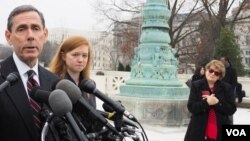 Plaintiff Abigail Fisher (2-L) is seen with conservative advocate Edward Blum (L) outside the U.S. Supreme Court in Washington, D.C., Dec. 9, 2015. (A. Scott/VOA)