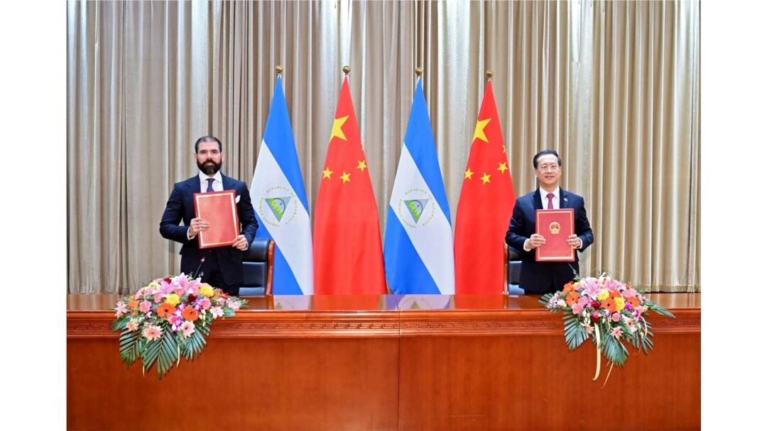 Wakil Menteri Luar Negeri China Ma Zhaoxu dan perwakilan Nikaragua Laureano Ortega menghadiri upacara penandatanganan komunike bersama tentang dimulainya kembali hubungan diplomatik antara Republik Rakyat China dan Republik Nikaragua, 10 Desember 2021. (Yue Yuewei/Xinhua via REUTERS)