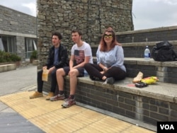 Students at Falmouth University. Many say they feel safer staying in the European Union. (L. Ramirez/VOA)