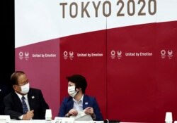 Presiden Olimpiade Tokyo 2020 Seiko Hashimoto (kanan) dan CEO Toshiro Muto (kiri) berbincang sebelum dimulainya rapat dewan eksekutif Olimpiade Tokyo 2020 di Tokyo, Selasa, 8 Juni 2021. (Behrouz Mehri/Pool Photo via AP)