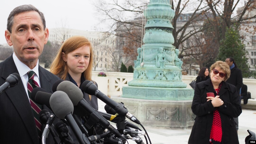 Plaintiff Abigail Fisher (2-L) is seen with conservative advocate Edward Blum (L) outside the U.S. Supreme Court in Washington, D.C., Dec. 9, 2015. (A. Scott/VOA)