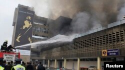 Para petugas pemadam kebakaran berupaya menjinakkan si jago merah di Bandara Internasional Jomo Kenyatta di ibukota Nairobi, Kenya (7/8). 