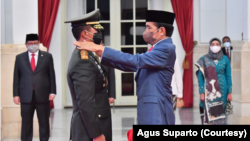 Presiden Jokowi secara resmi melantik Andika Perkasa menjadi Panglima TNI di Istana Negara, Rabu (17/11). (Foto: Courtesy/Agus Suparto)