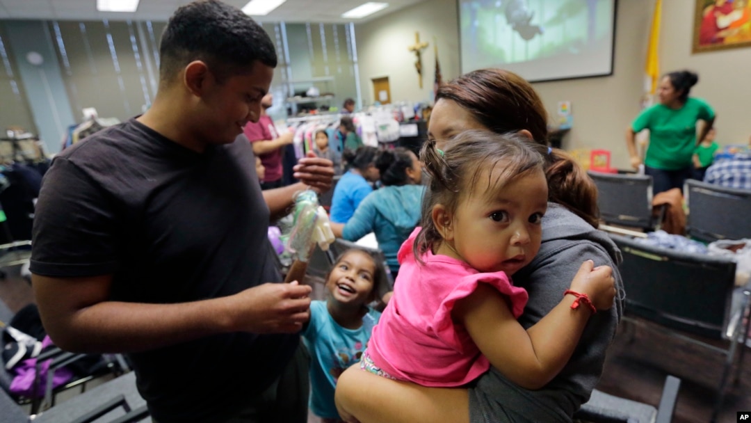 Carlos Fuentes Maldonado, (izquierda) junto a su esposa, Jennifer Maradiaga, y sus hijas Mia, de 1 año, y Britany, de 4 años, son inmigrantes de Honduras en San Antonio, Texas.