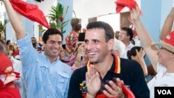 Henrique Capriles y Leopoldo López se unieron para las elecciones primarias de la mesa de unidad, lo que Borges alabó.