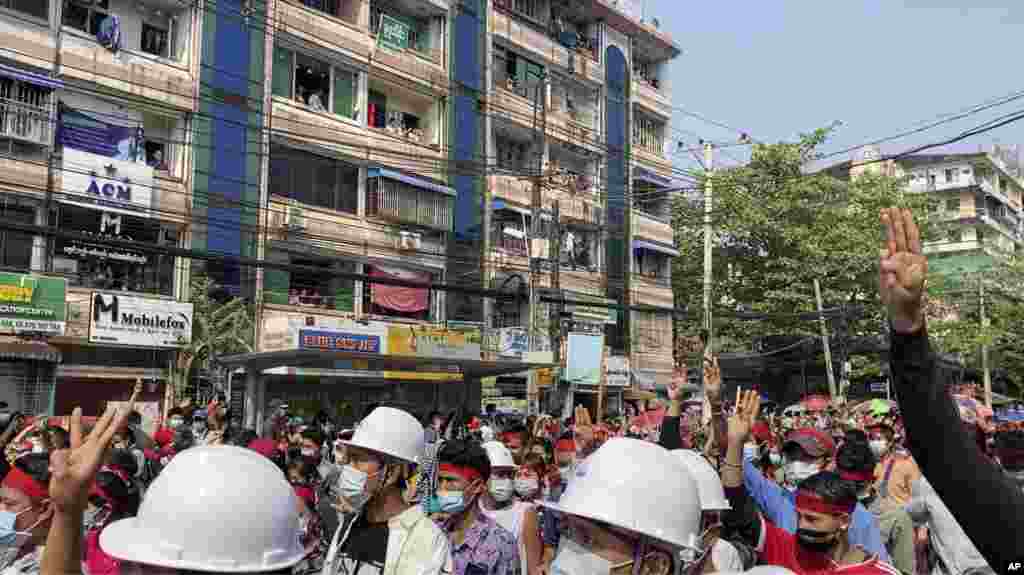 ဆႏၵျပသူေတြနဲ႔ ဆႏၵျပျမင္ကြင္းအား ၾကည့္႐ႈေနသူမ်ား။ (၀၆၊ ၀၂၊ ၂၀၂၁)