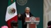 El presidente de México, Andrés Manuel López Obrador, habla frente a familiares de 43 estudiantes desaparecidos de la Escuela Normal Rural de Ayotzinapa, en el sexto aniversario de su desaparición forzada. Septiembre 26 de 2020.