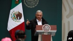 El presidente de México, Andrés Manuel López Obrador, habla frente a familiares de 43 estudiantes desaparecidos de la Escuela Normal Rural de Ayotzinapa, en el sexto aniversario de su desaparición forzada. Septiembre 26 de 2020.