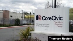 Una señalización del Centro de Detención de Otay Mesa, en San Diego, California. La entidad es de propiedad privada contratada por el servicio de inmigración de EE.UU.
