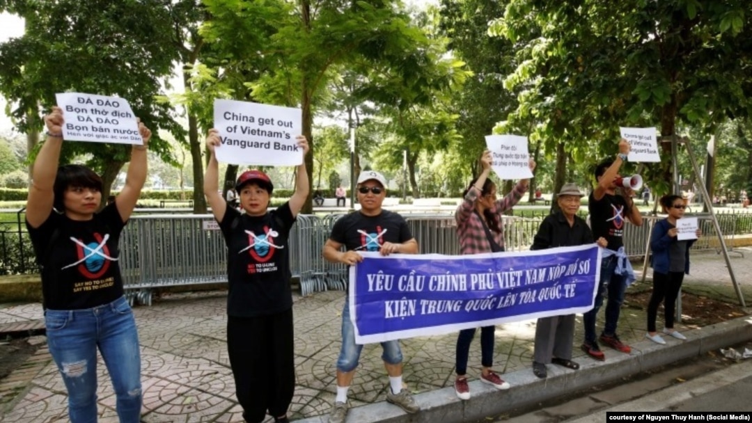 Khoảng 10 nhà hoạt động biểu tình về vụ Bãi Tư Chính ở phía trước Đại sứ quán Trung Quốc ở Hà Nội, 6/8/2019.