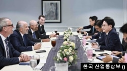 김정관 장관과 하워드 러트닉 장관이 지난 7월 워싱턴에서 만나 양국 간 주요 통상.투자 현안에 대해 논의하고 있다. (출처: 산업통상부)