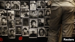 香港大学的六四纪念馆里张贴的八九六四死难者照片。（2013年6月3日）