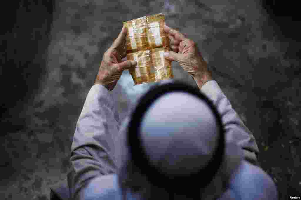 &Ocirc;ng Khamis Redwan, một người tị nạn Palestine, 75 tuổi, cầm giấy khai sanh của &ocirc;ng c&ograve;n giữ được kể từ khi rời khỏi nh&agrave;, tại trại tị nạn Jabalya, ph&iacute;a bắc dải Gaza.