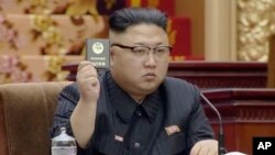 Một nguồn tin từ bên trong Triều Tiên nói với Daily NK rằng ông Kim đã nổi đóa khi nghe các báo cáo về chuyện phân phát thức ăn và đã ra lệnh hành quyết sĩ quan này.