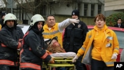 Uma mulher ferida no antentado a ser transportada pelos serviços de socorro, na embaixada americana de Ancara