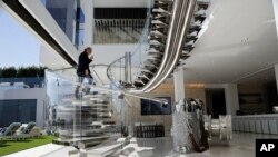 Pengembang Bruce Makowsky menaiki tangga baja di rumah besar senilai $250 juta yang ia bangun di daerah Bel-Air di Los Angeles, 26 Januari 2017 .