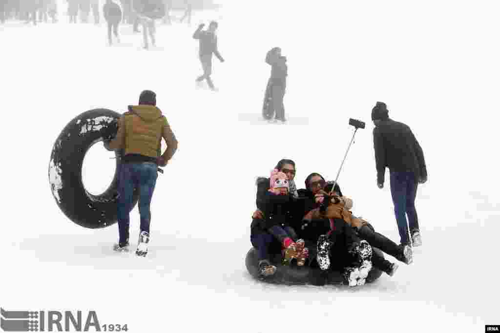 تیوپ سواری در ارتفاعات گردنه اسدلی در ارتفاعات شهرستان بجنورد، خراسان شمالی عکس: وحید خادمی