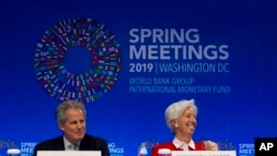 Giám đốc Quỹ Tiền tệ Quốc tế, bà Christine Lagarde, phát biểu tại cuộc họp báo bên lề hội nghị mùa xuân của IMF và WB 