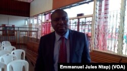 L’avocat de Camrail, maître Serges Zangue au centre d’écoute des blessés et ayant droit, à Yaoundé, le 18 octobre 2017. (VOA/Emmanuel Jules Ntap)