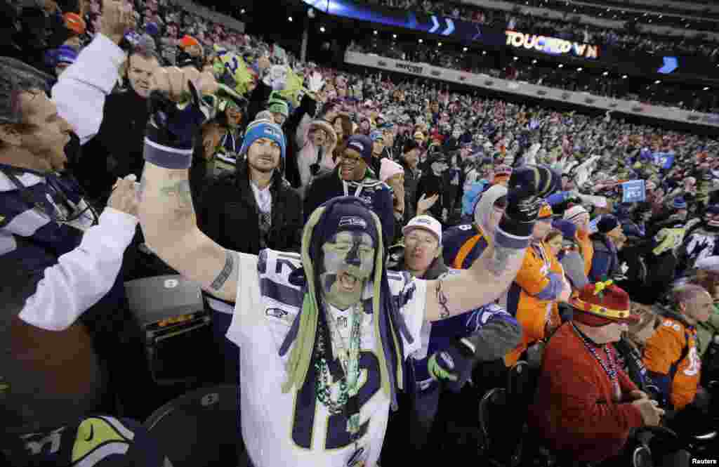 Seorang penggemar Seattle Seahawks bersorak setelah tim tersebut mencetak skor dalam pertandingan melawan Denver Broncos dalam final NFL Super Bowl XLVIII di East Rutherford, New Jersey (2/2). (Reuters/Andrew Kelly)