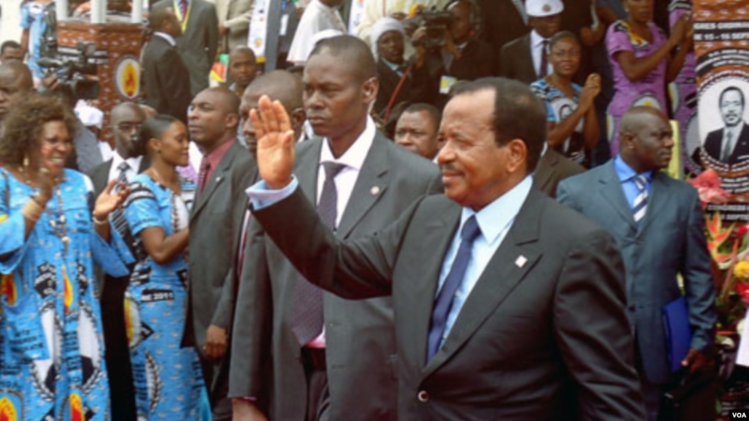 Presiden Kamerun Paul Biya melambaikan tangan kepada para pendukungnya. Sebuah laporan komisi yang dibentuk pemerintah Kamerun mengatakan bahwa layanan kesehatan di negara itu sangat buruk. 