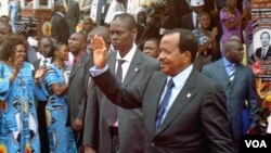 Presiden Kamerun Paul Biya melambaikan tangan kepada para pendukungnya. Sebuah laporan komisi yang dibentuk pemerintah Kamerun mengatakan bahwa layanan kesehatan di negara itu sangat buruk. 