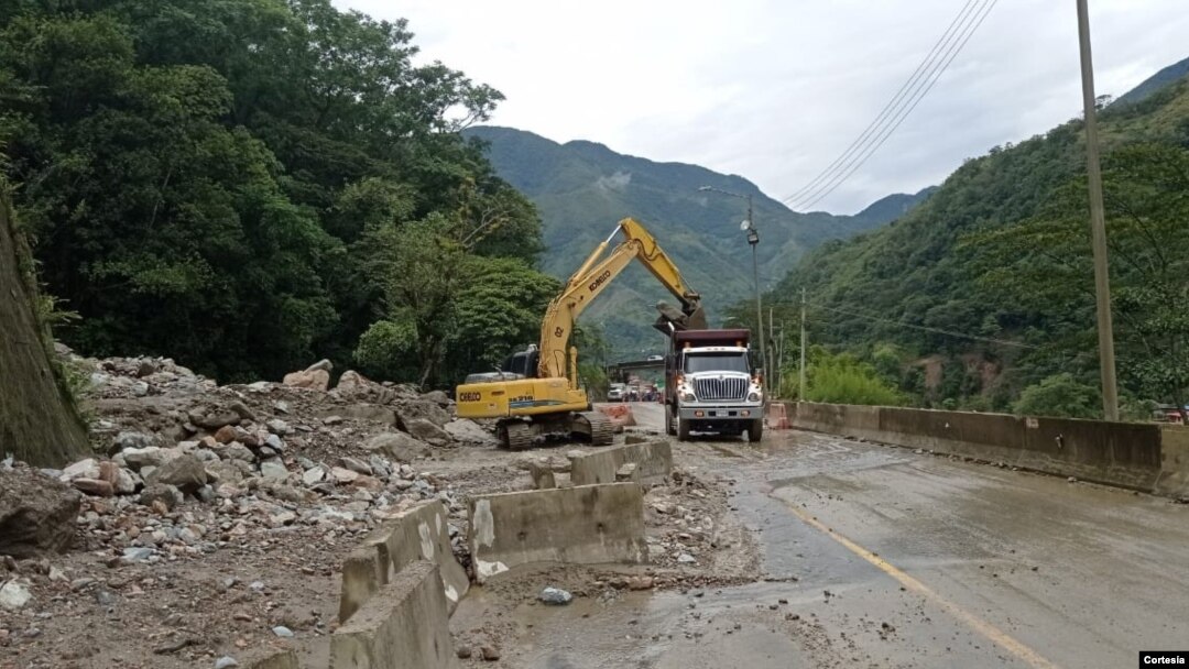 Las fuertes lluvias han ocasionado múltiples derrumbes en importantes carreteras de Colombia, como la vía al Llano. [Foto: Cortesía Concesión Vial Coviandes]