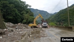 Las fuertes lluvias han ocasionado múltiples derrumbes en importantes carreteras de Colombia, como la vía al Llano. [Foto: Cortesía Concesión Vial Coviandes]